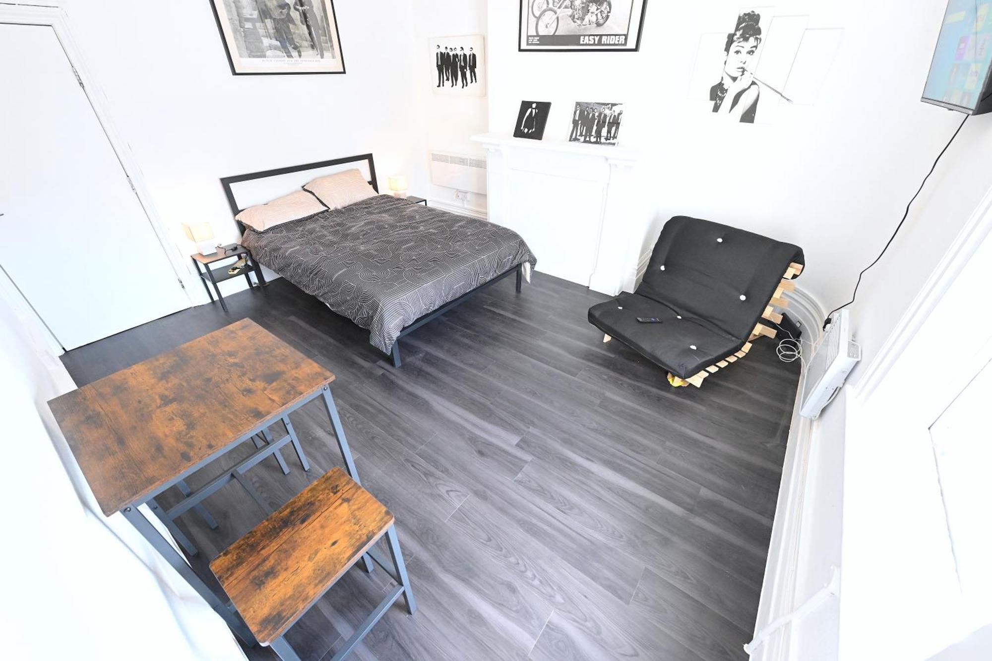 Apartament 3 *